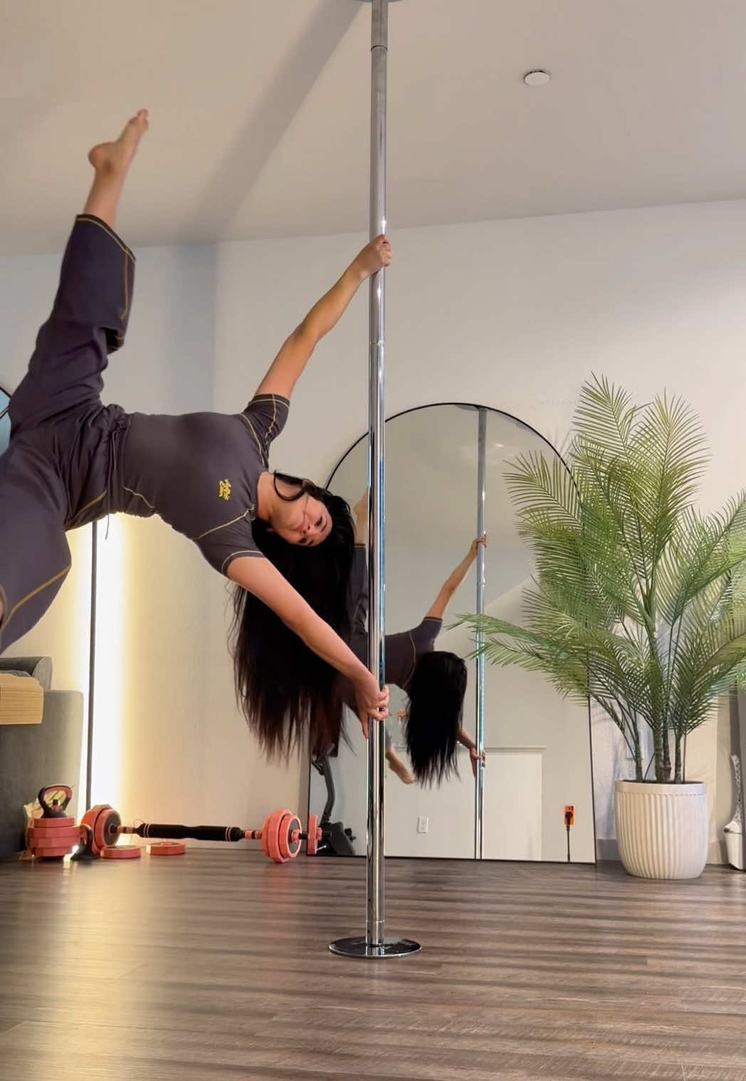 @ElaPoleDance