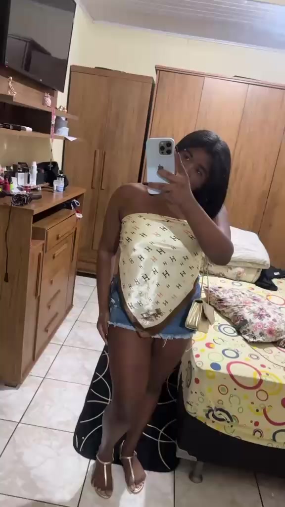 @L&iacute;via Crispim