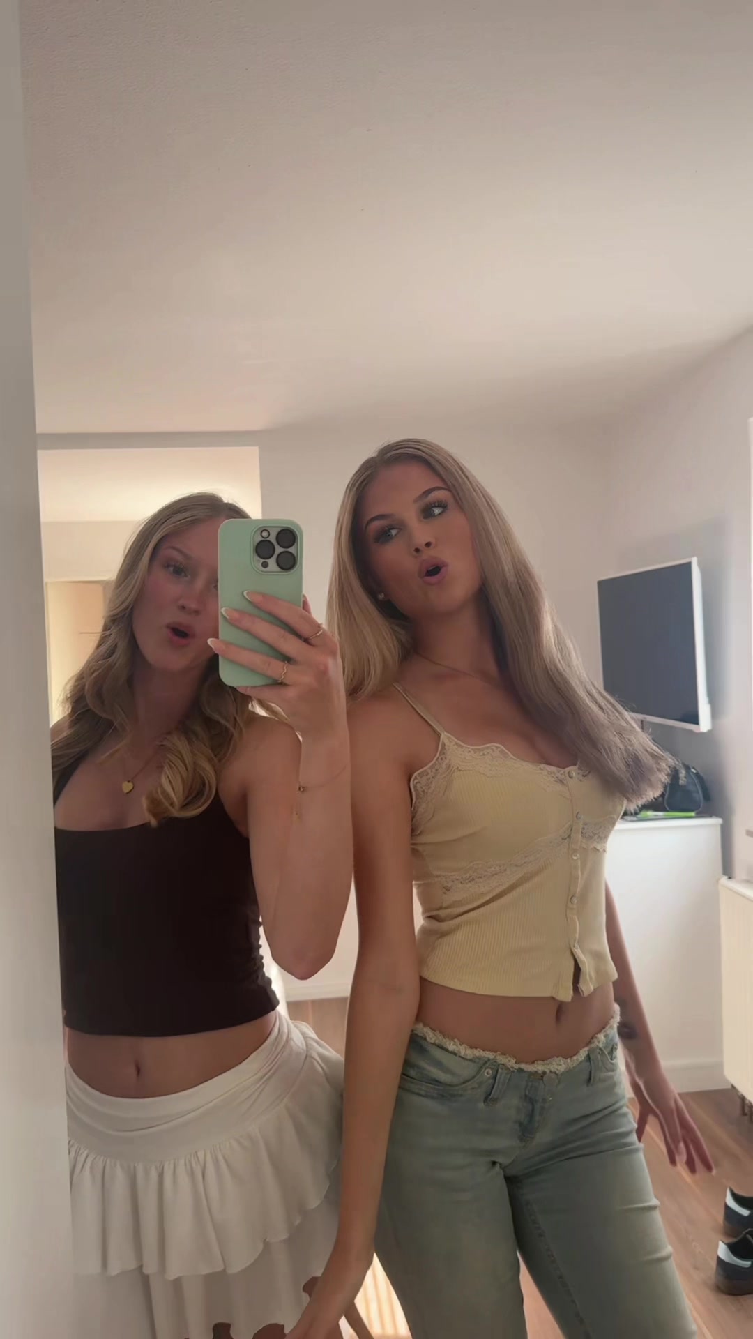 @𝐌𝐨𝐧𝐚