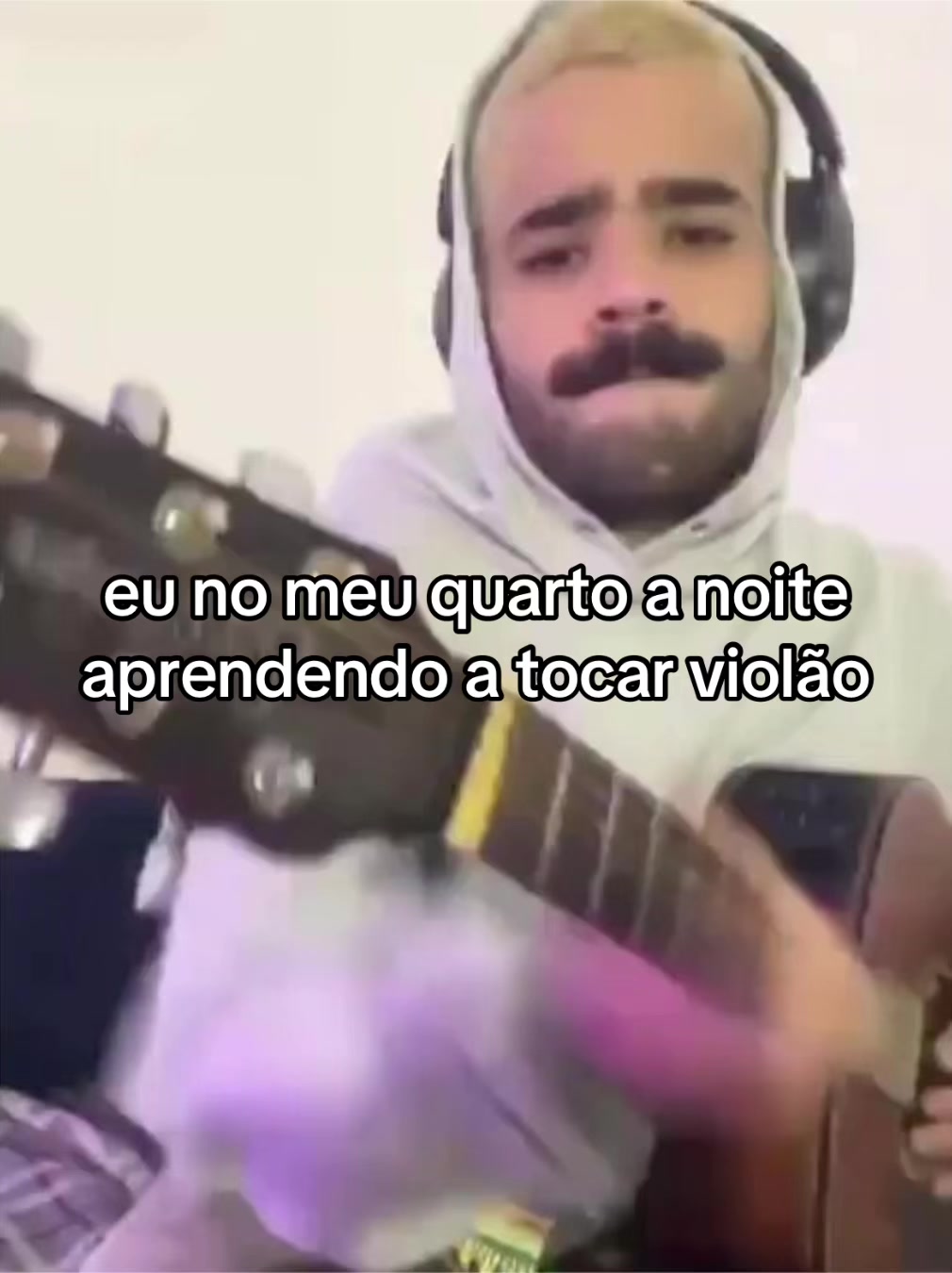 @꒼