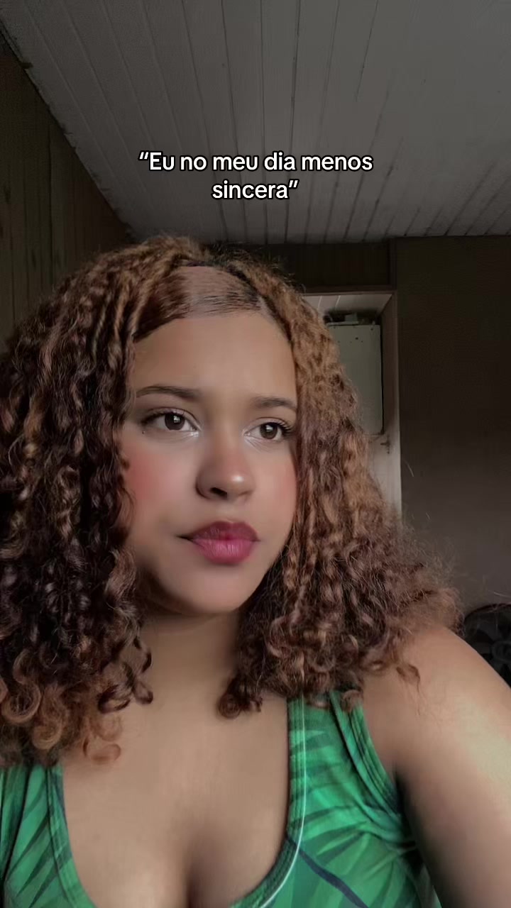 @carolainevitoria