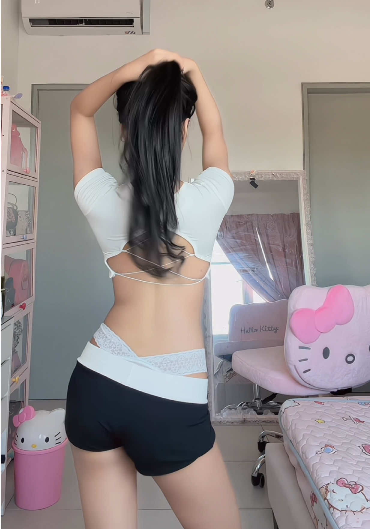@neeshakae