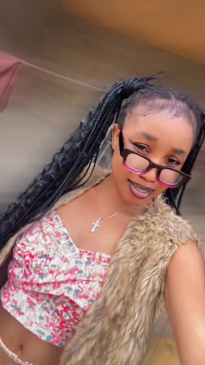 @Honey 🍯 🦋💄🫶🏻💅💍🐝💐🌈