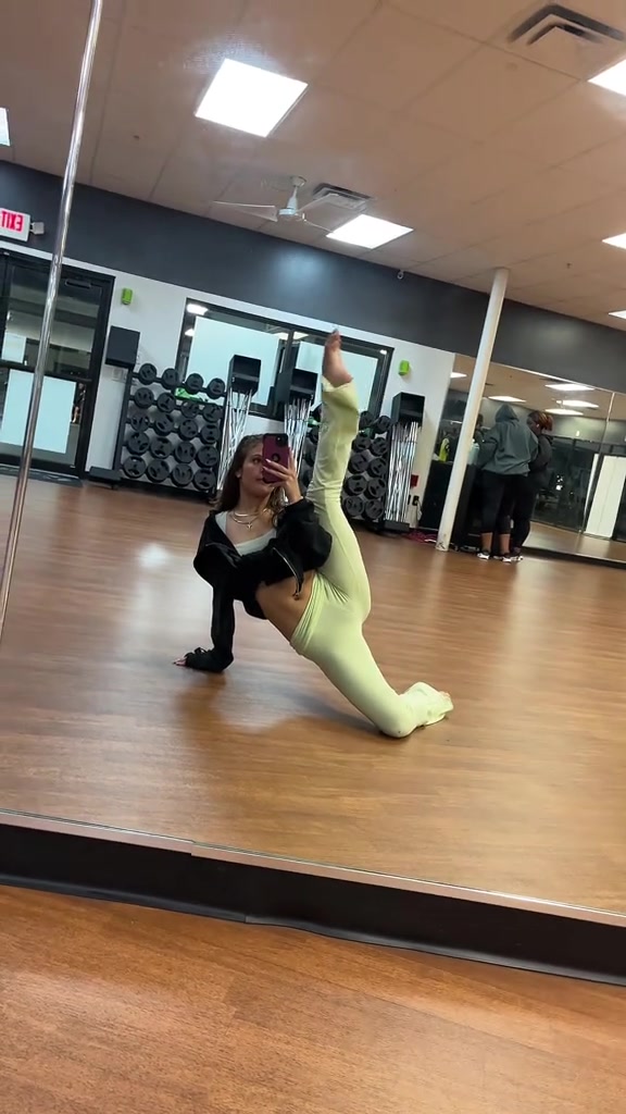 @tiktok.hotties.baddies