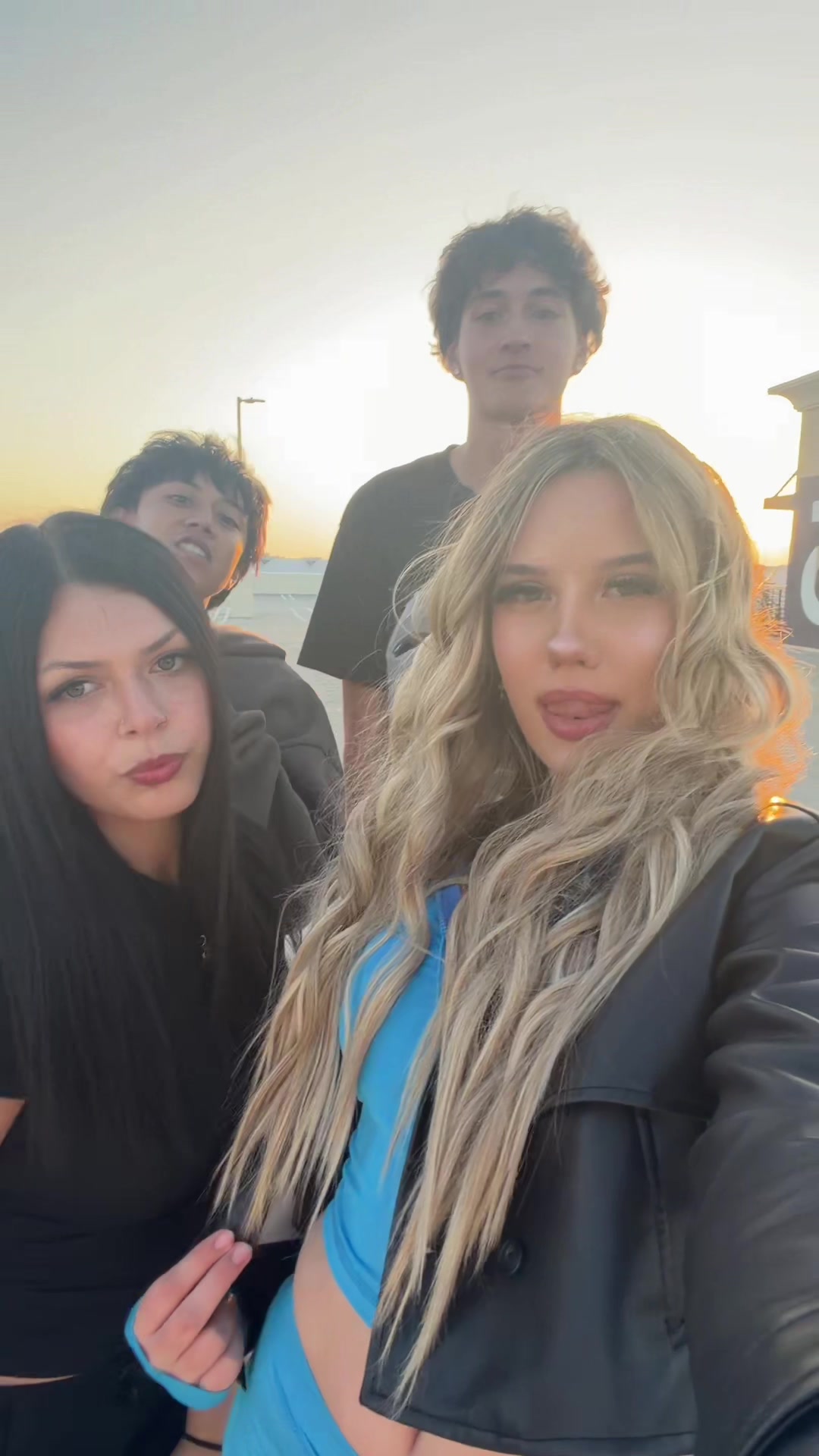 @👅