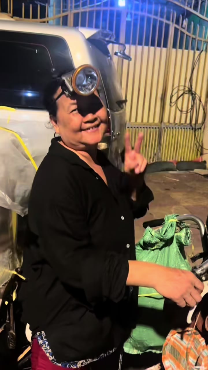 @Betsy Bombastic - ប៊េតសុី