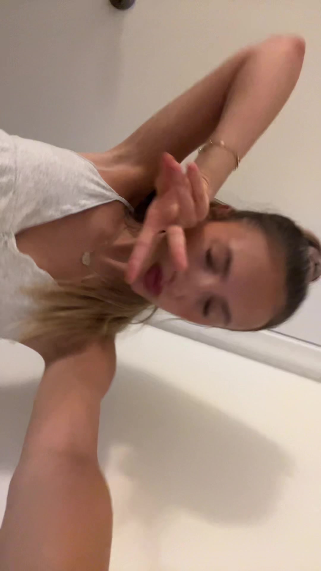 @moni