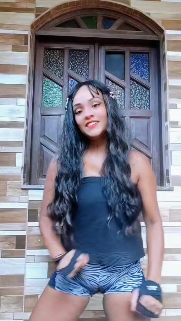 @Lucy a guria da blusa preta
