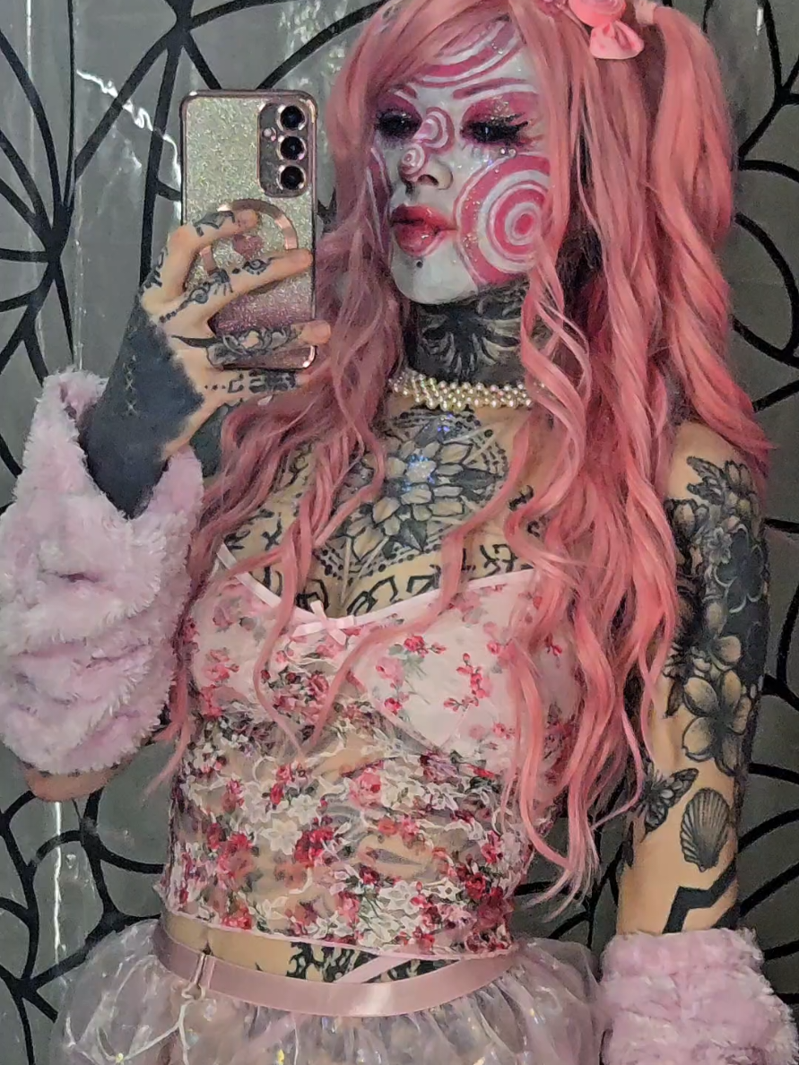 @𝔳𝔦𝔭𝔢𝔯𝔨𝔦𝔱𝔱𝔶𝔤𝔬𝔯𝔢