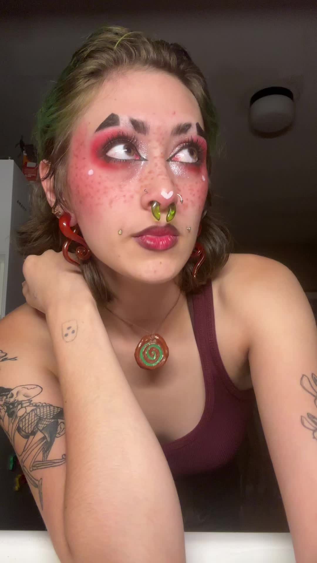 @Ani 🐛🍎