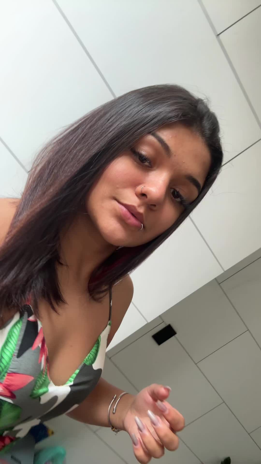 @mentira, é a Lara