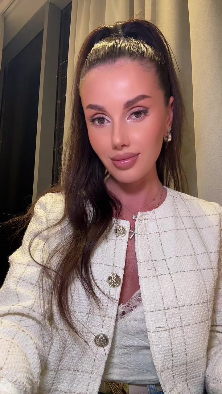 @Elena🇦🇪