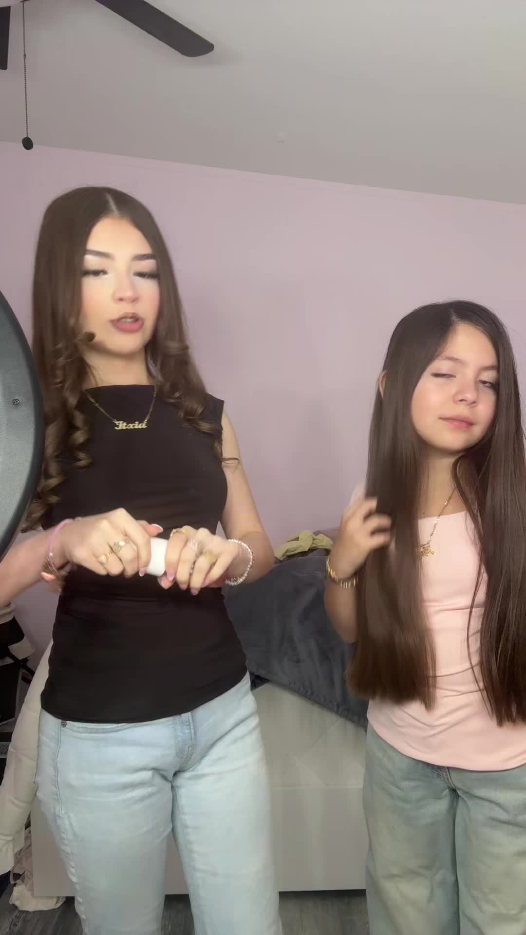 @Deliciaasisters