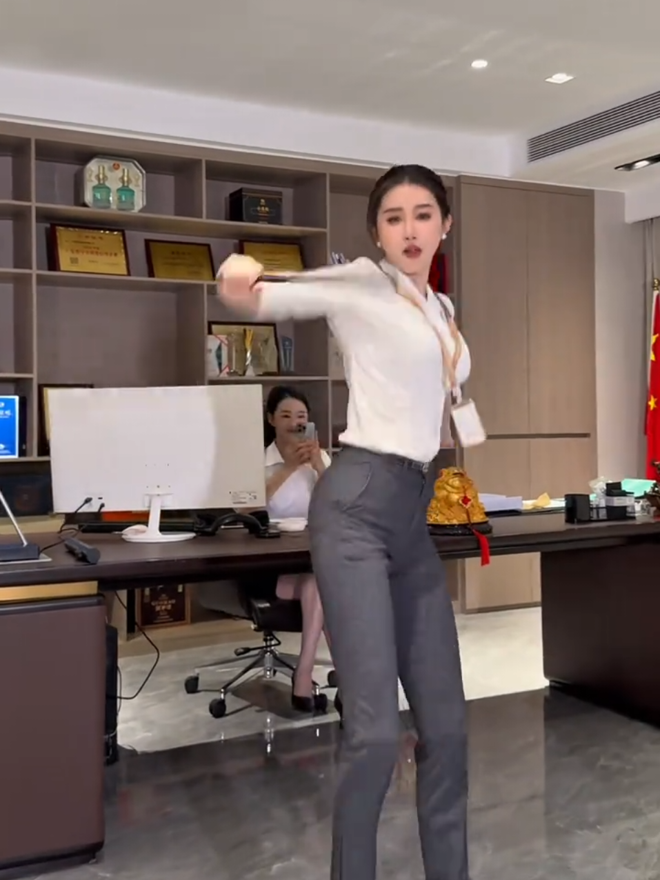 @Sally 雪莉 大笑笑