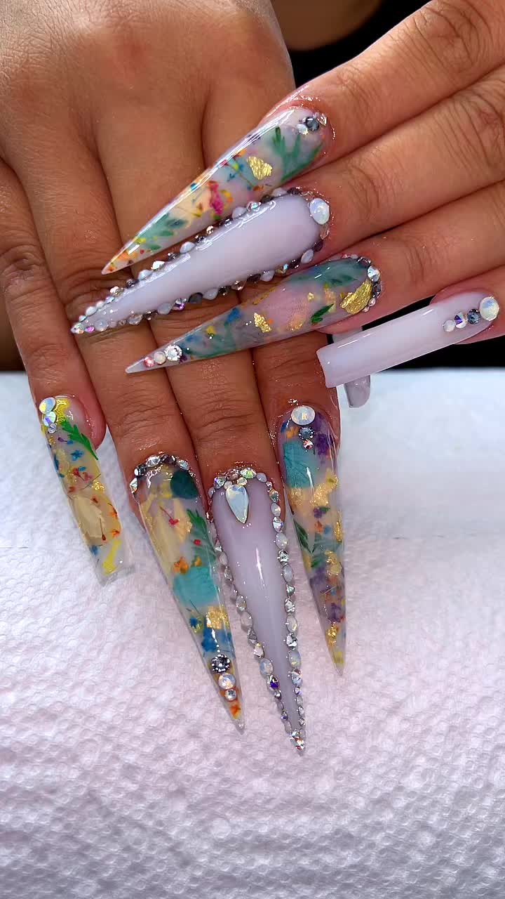 @MiMi 🎨🦋👑🦄