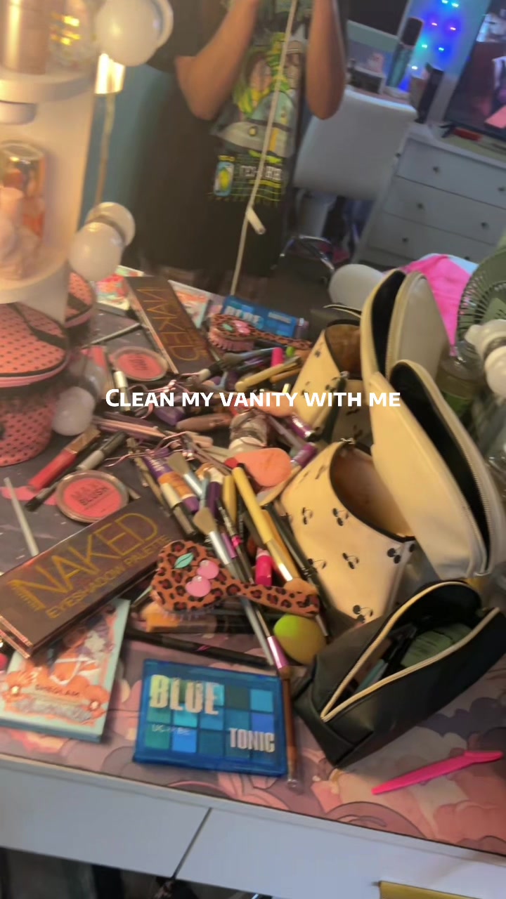 @Chrissy Esparenza 🦋🍭💕✨