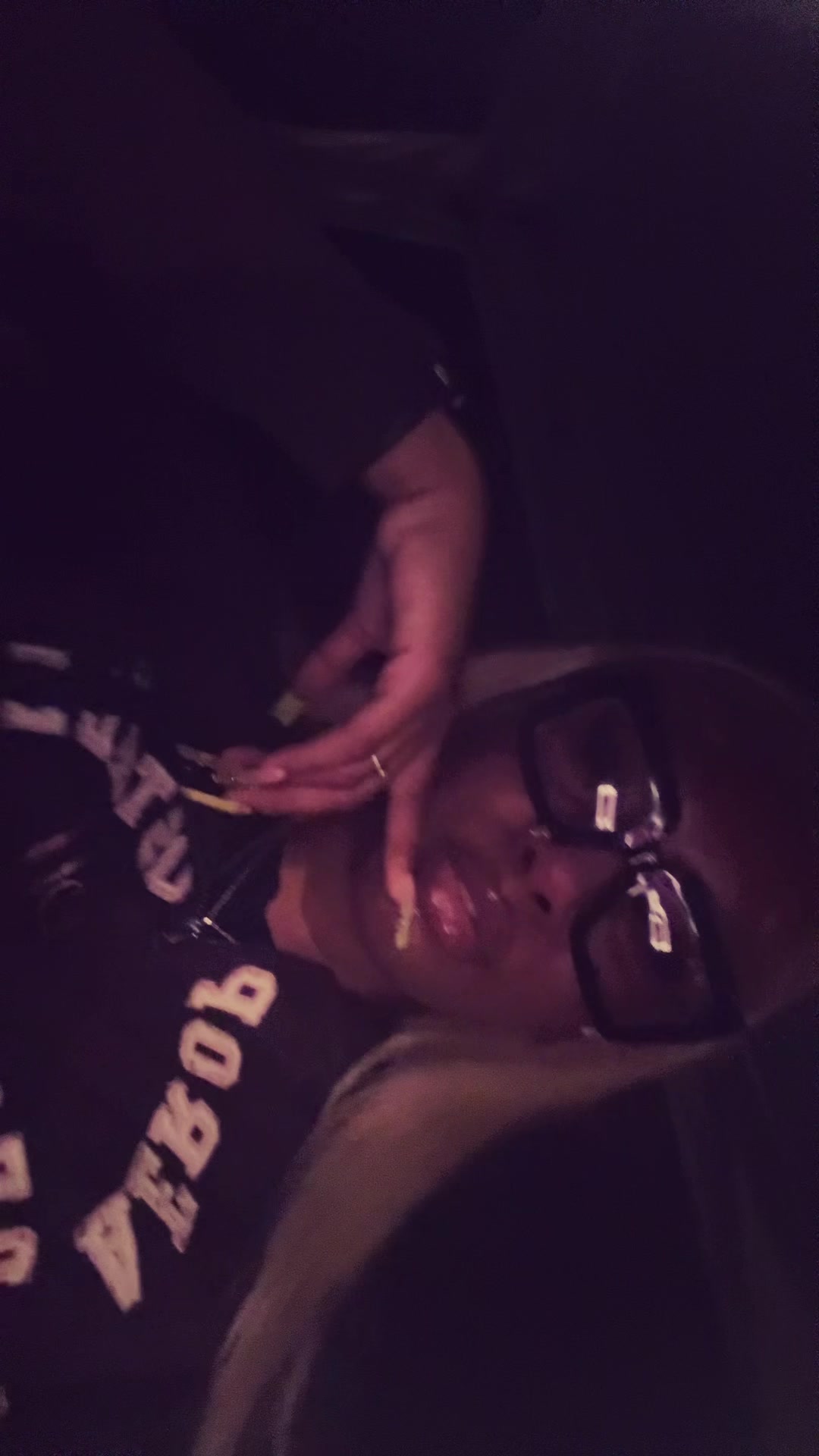 @1800💋.