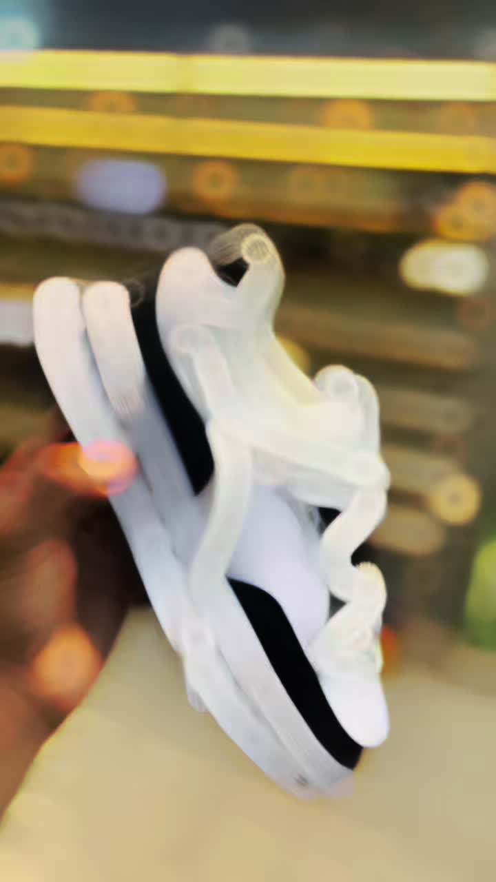 @Shoe Bank And Fashion Hunt