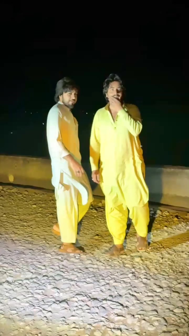 @HOZAIFA KHAN 😎