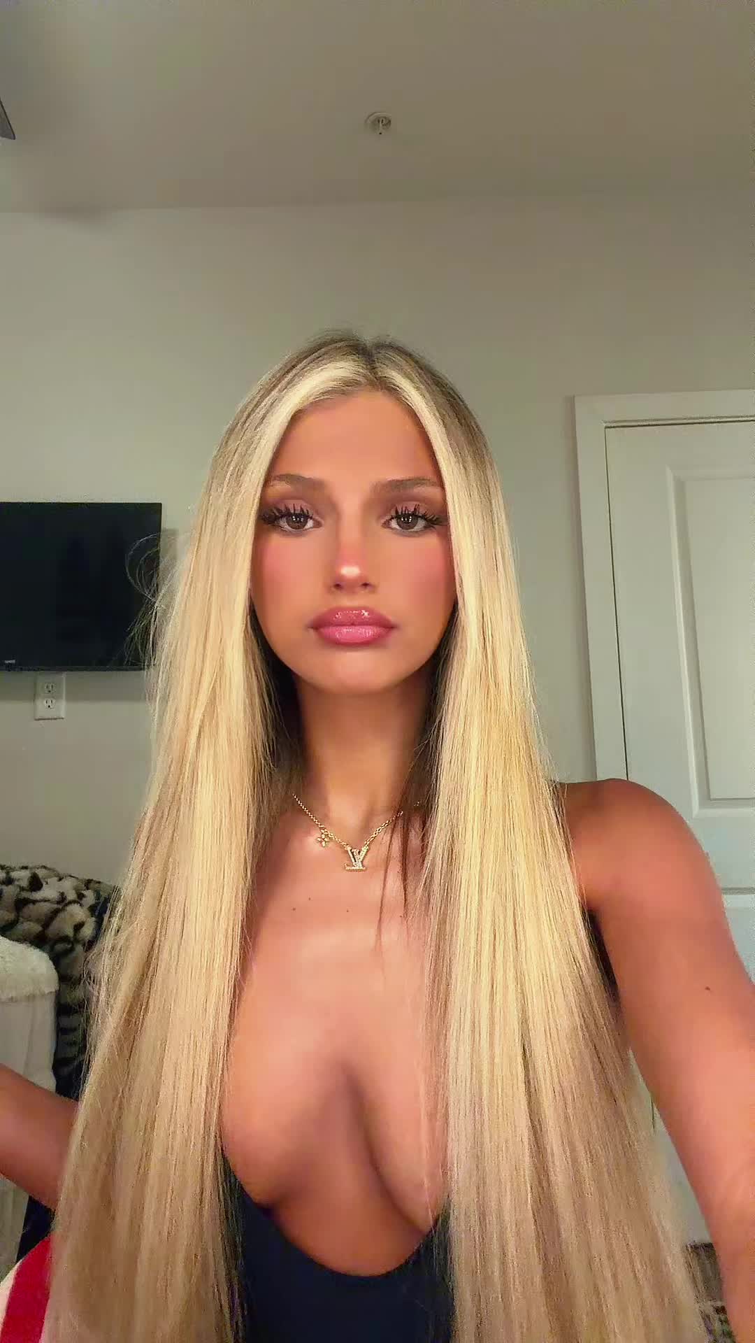 @elizabethadamek