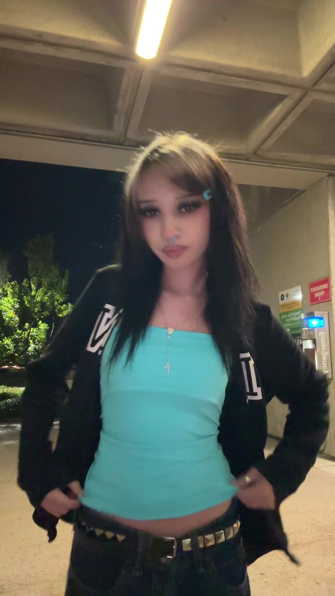 @>⩊<