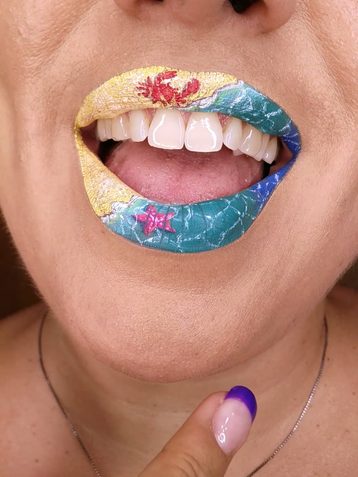 @TheMirrorBeauty lip art 💋🌈💄