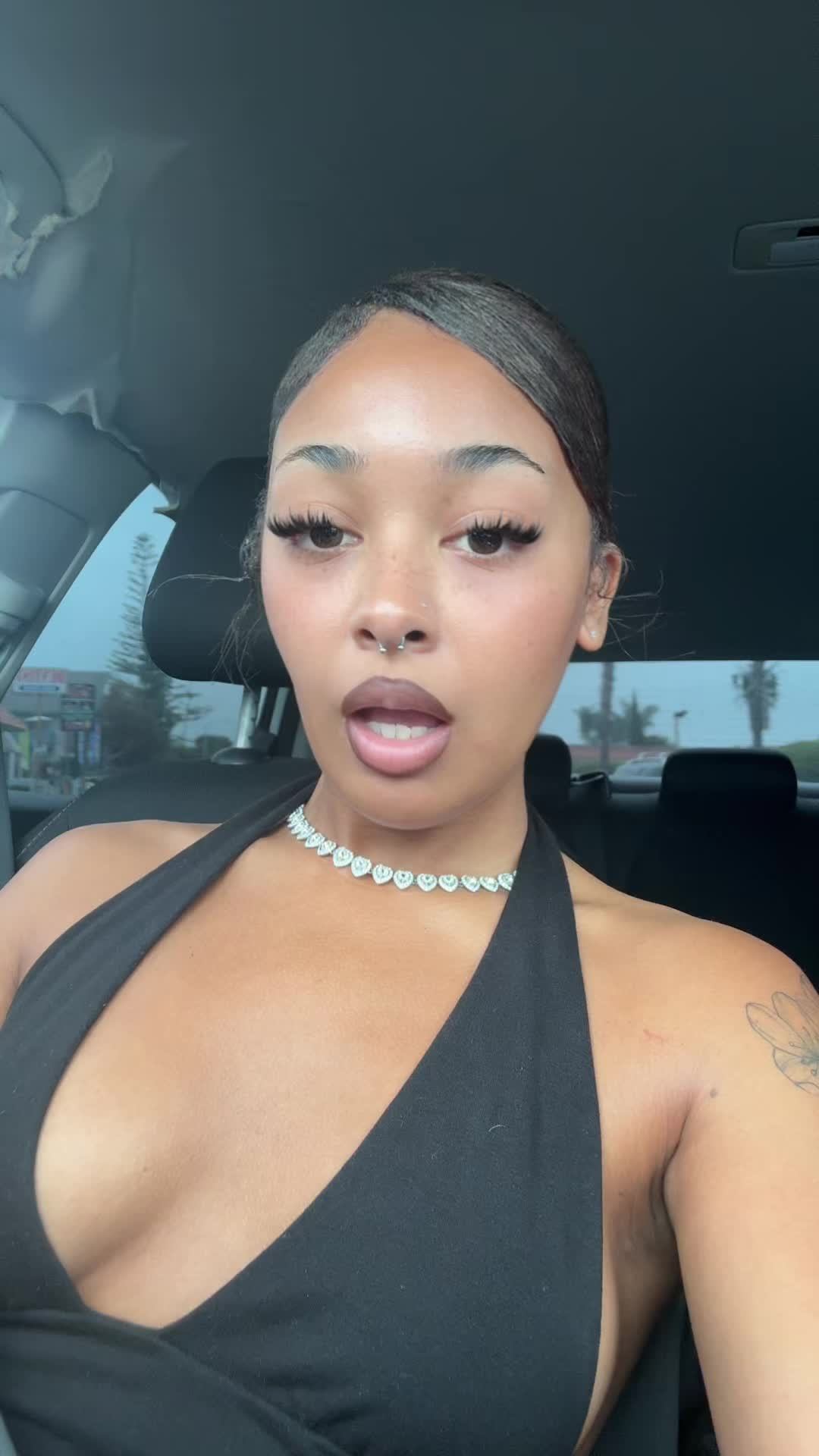@🫦