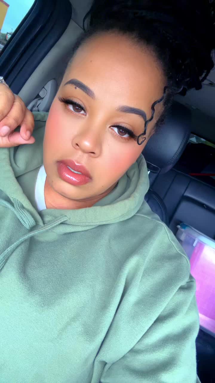 @MiMi 🎨🦋👑🦄