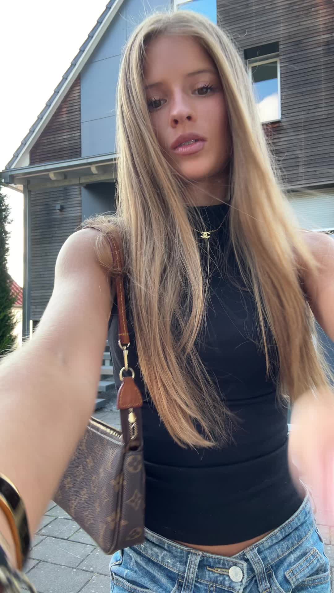 @🦍