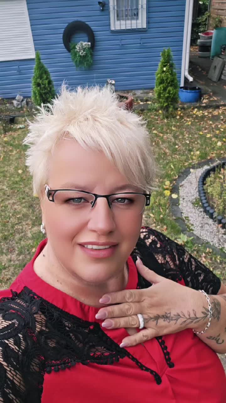 @Lady in Red ⚘️