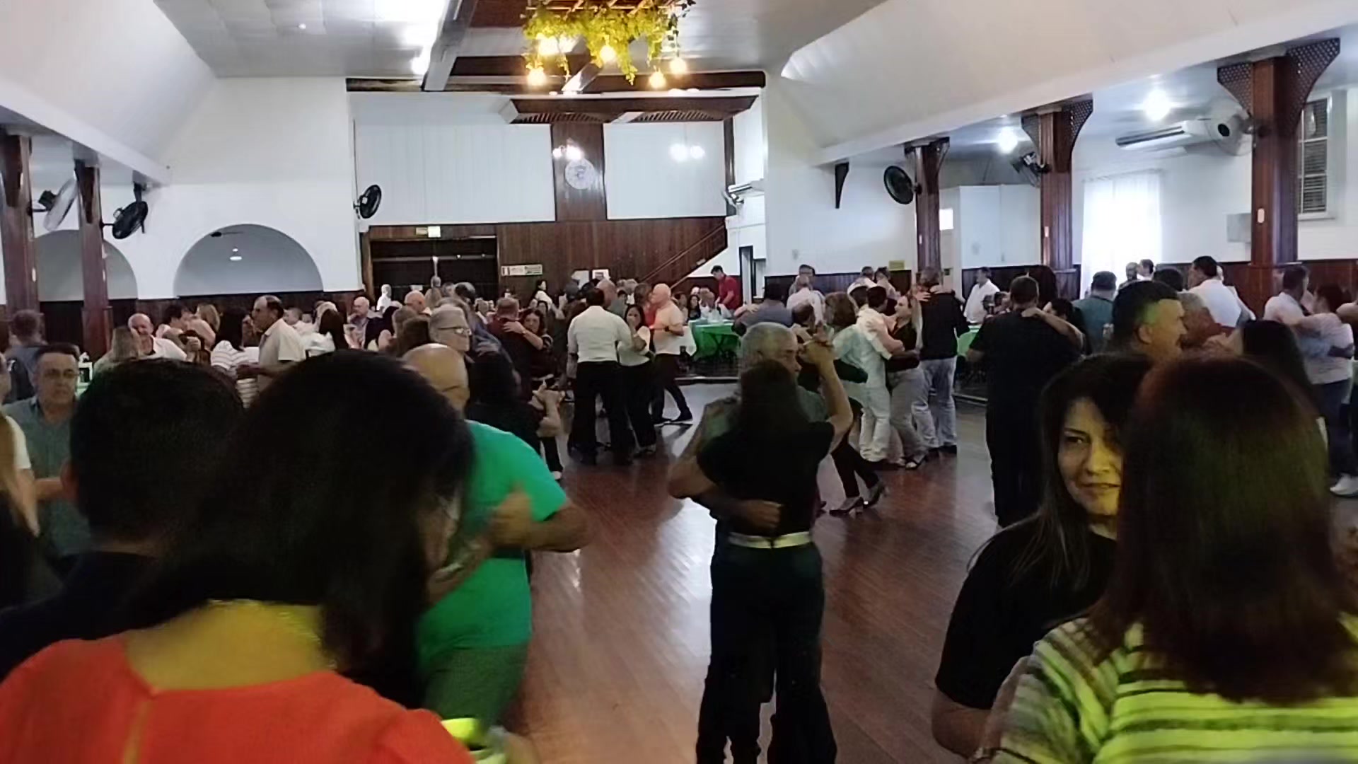 @Tr&ecirc;s Hermanos