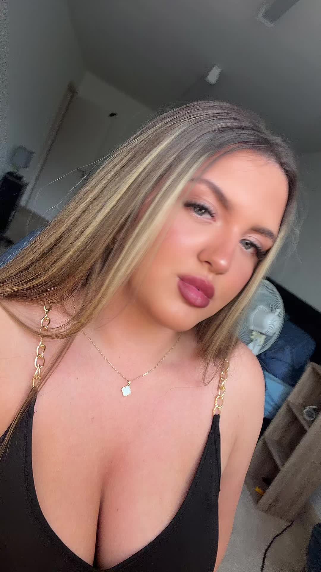@JOLIE ELAINE🌺💜