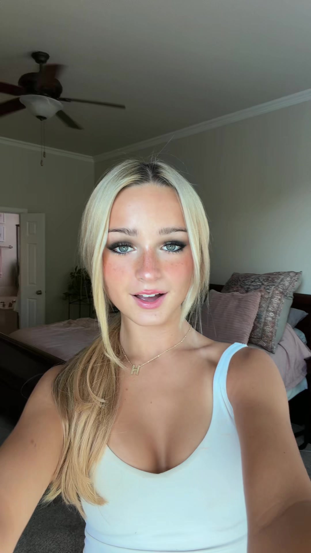 @✌️