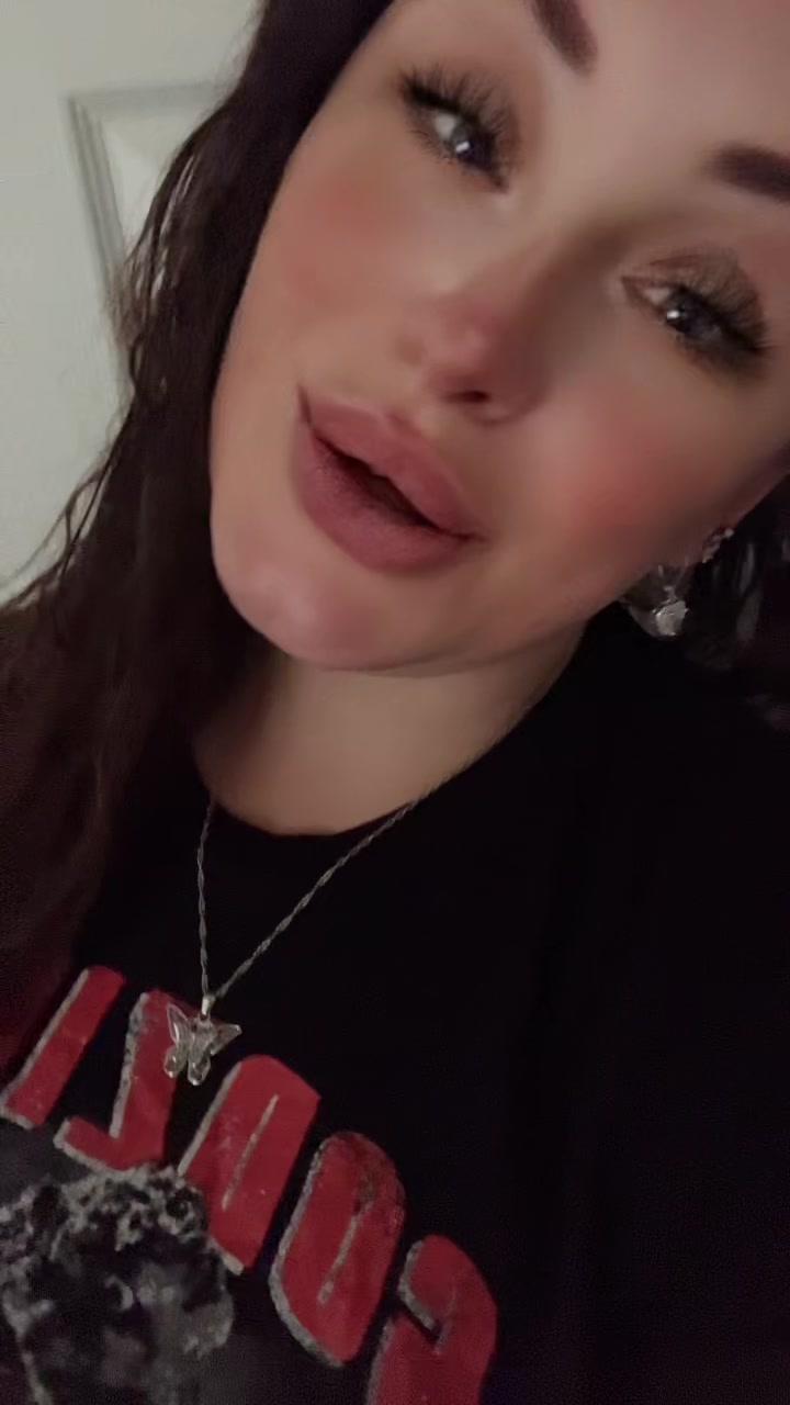 @JustASmallTownGirl🩷💜