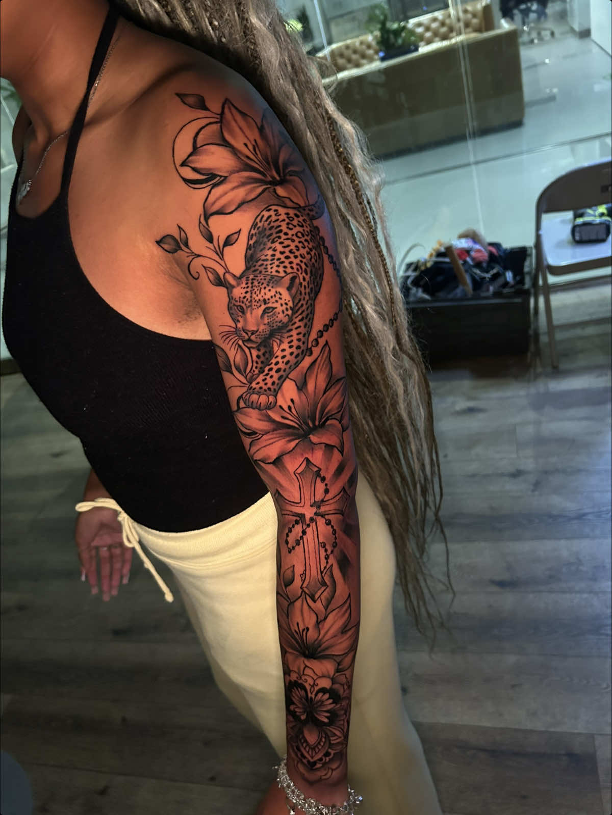 @Mike Tattoo artist