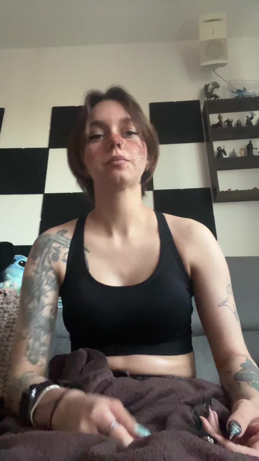 @Anschii_Queen