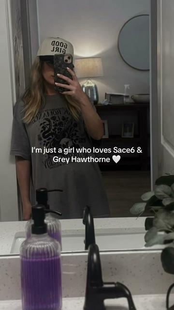 @Michelle 🦇📖🎧🥀