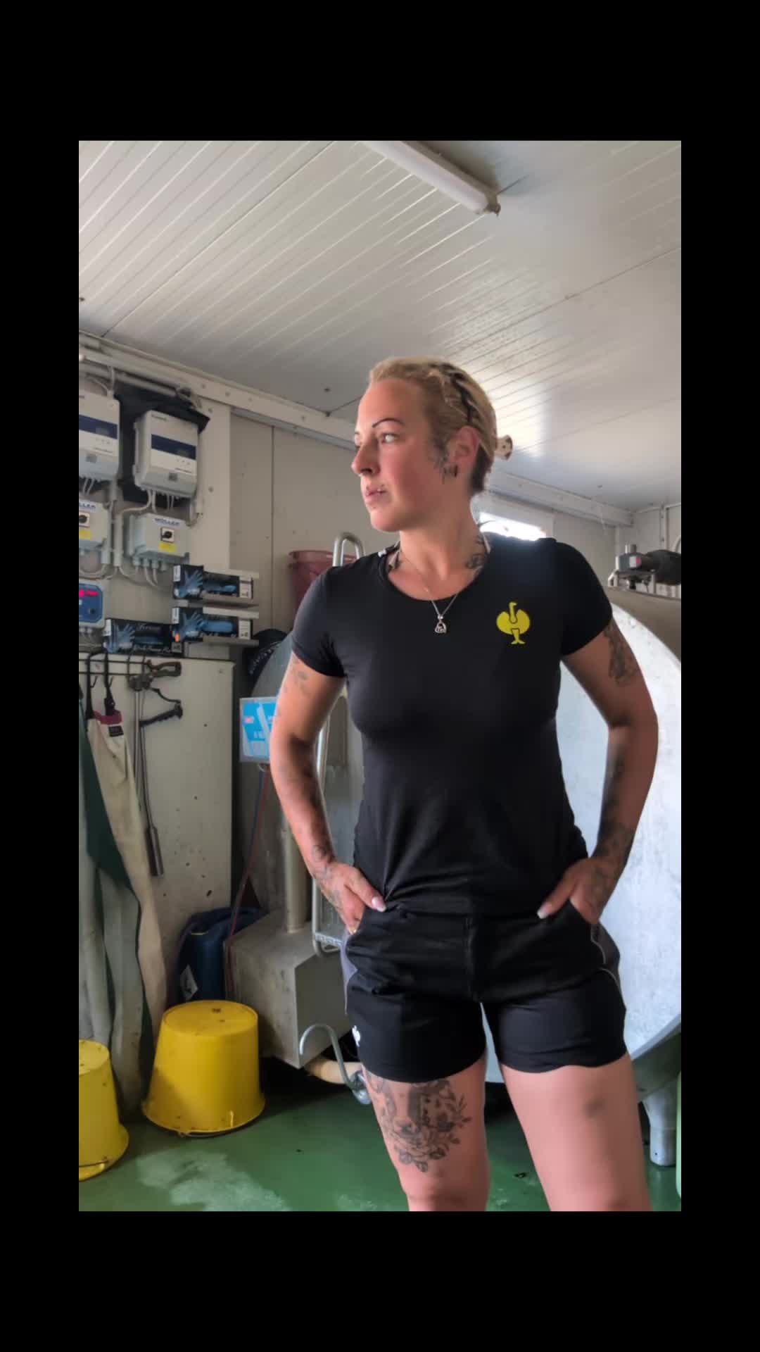 @Tätowierte Melkerin