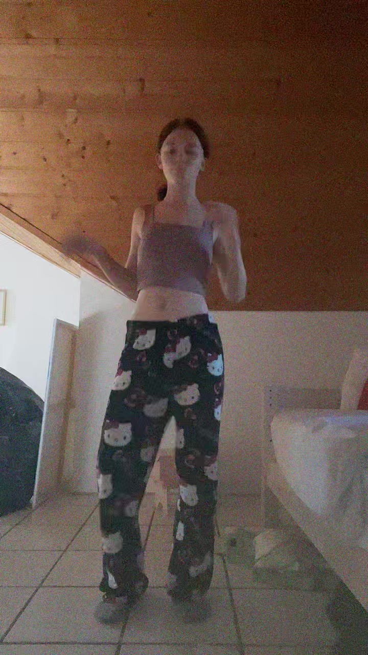 @~M