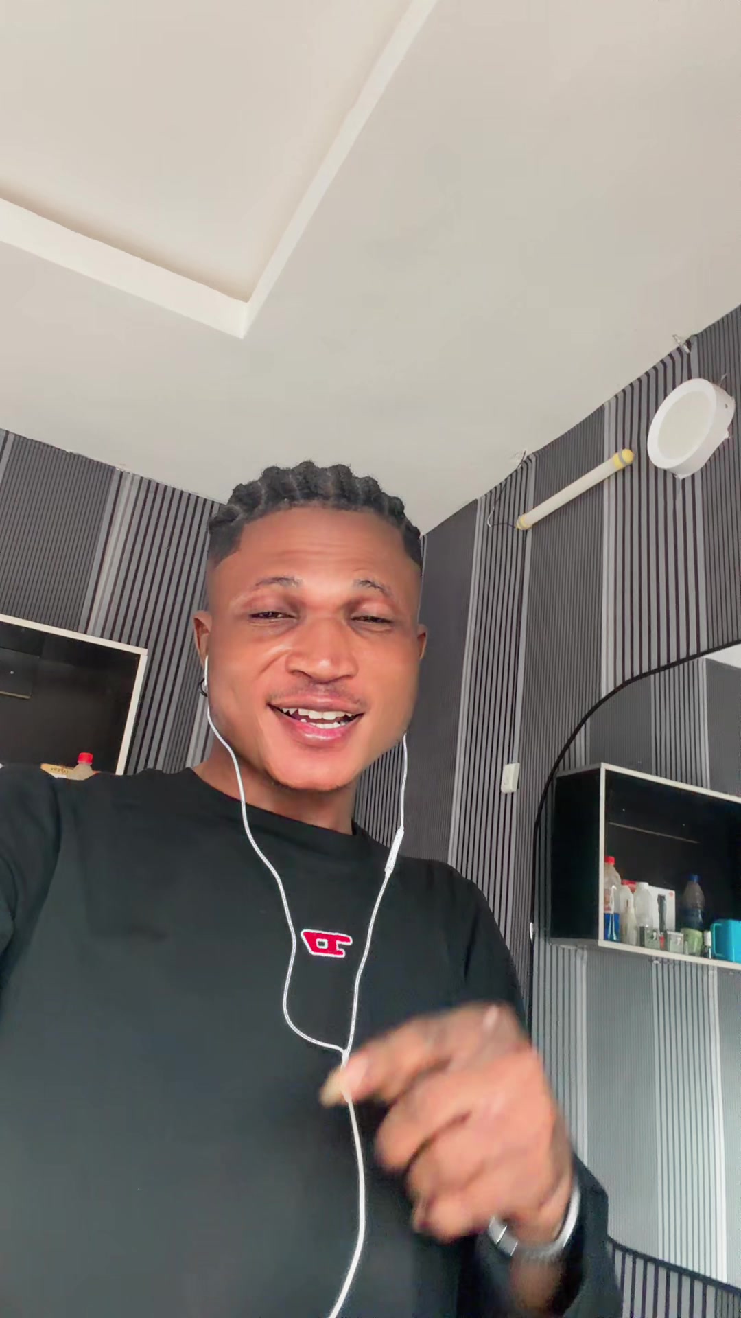 @Mobolaji✌️☮️