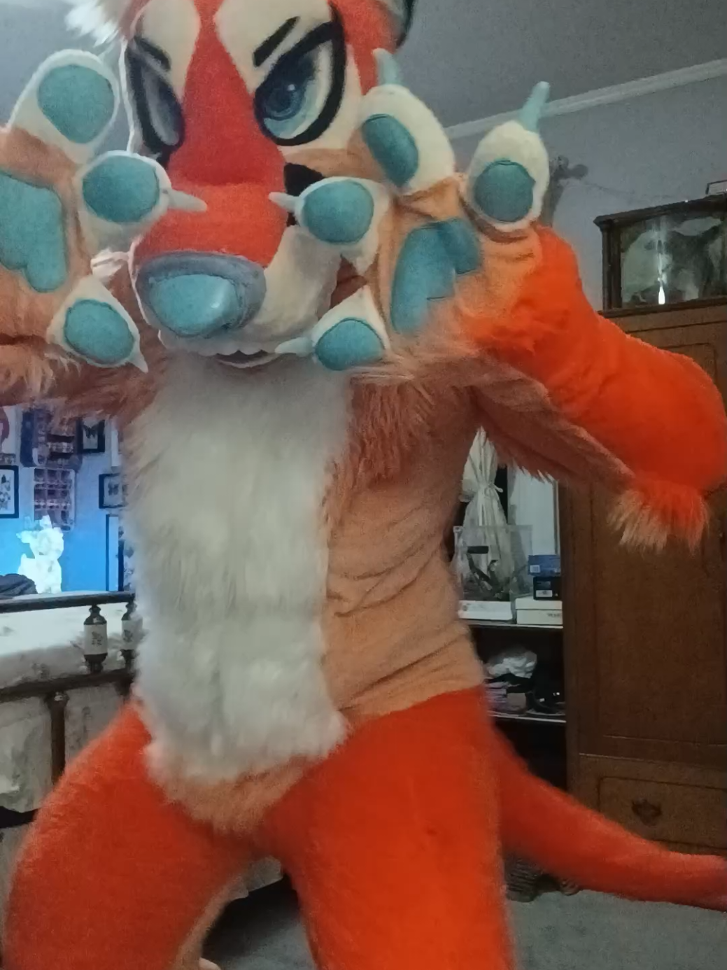 @🐈&zwj;⬛ Steel City Street Cat 🏙️
