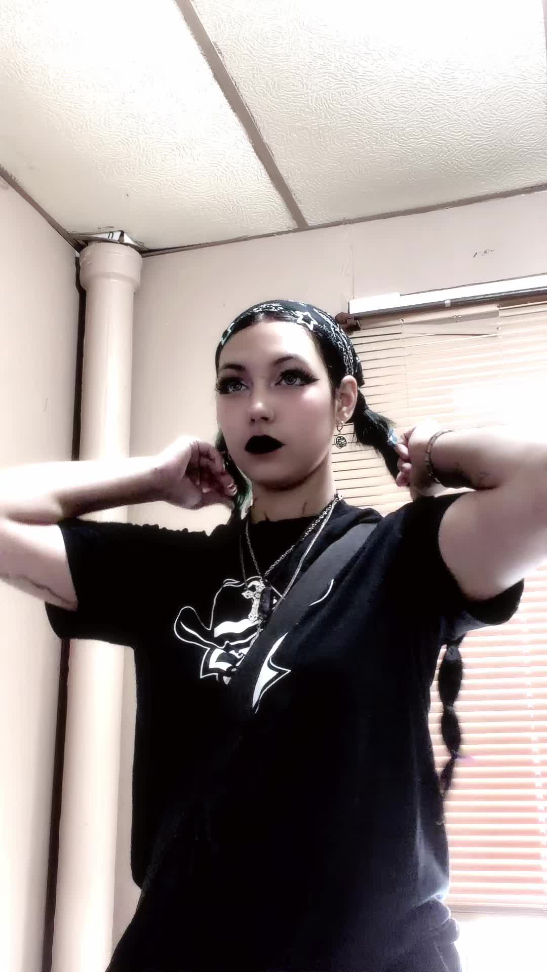 @Goth_latina
