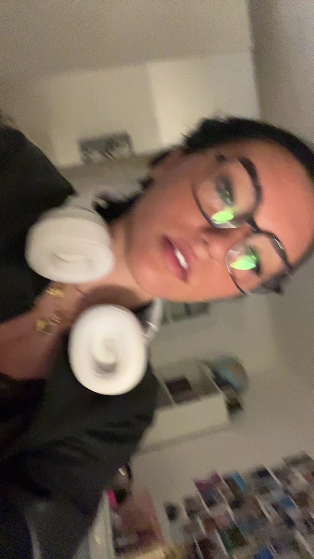 @Laura🪩🤘