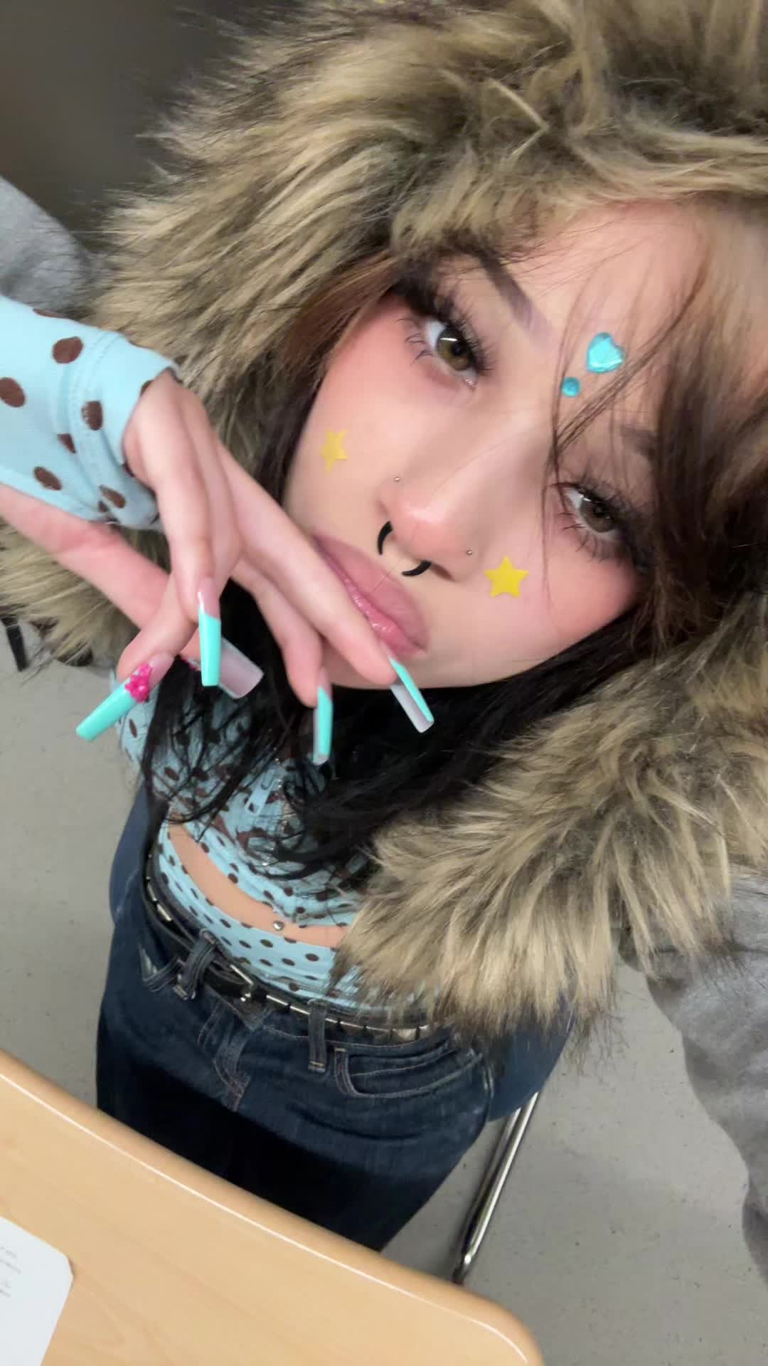 @>⩊<