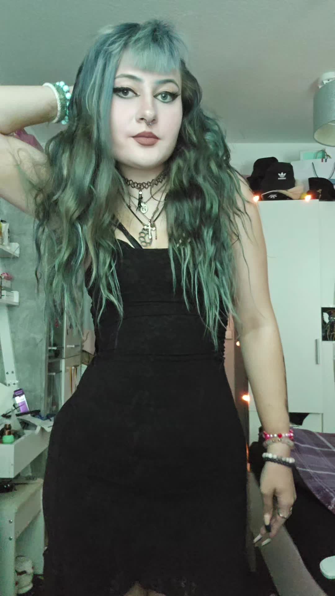 @𝑟𝑜𝑠𝑒𝑒 🦇