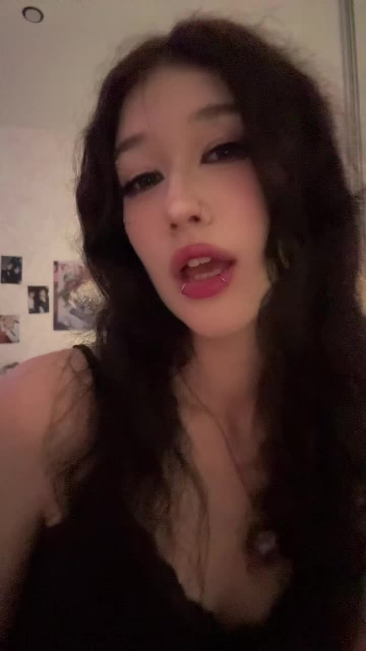 @^_<