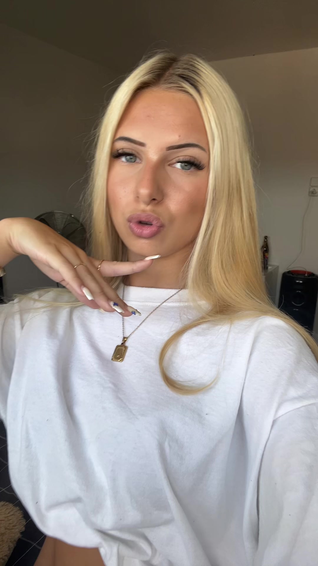@𝐣𝐨𝐞𝐲𝐥𝐢𝐚