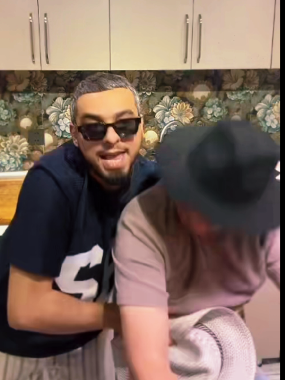 @𝐂𝐡𝐚𝐨𝐬ᴸᵃⁿᵈ