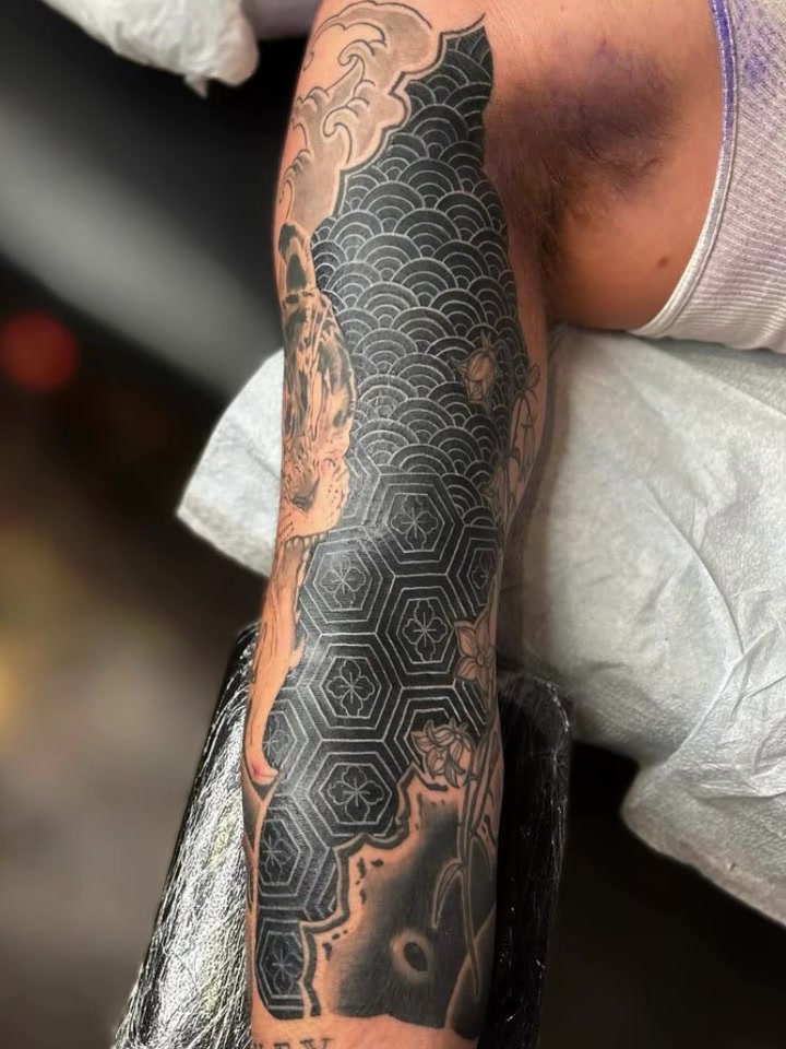 @WHITE ON BLACK TATTOO