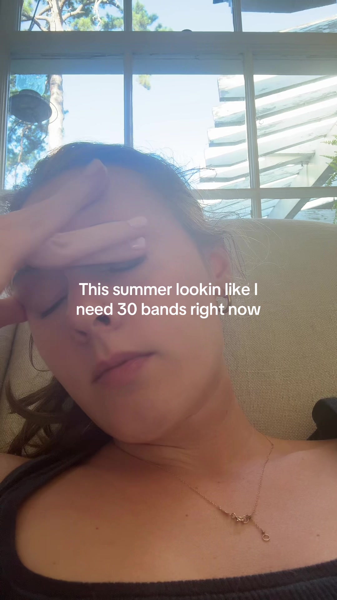 @🧍🏼&zwj;♀️
